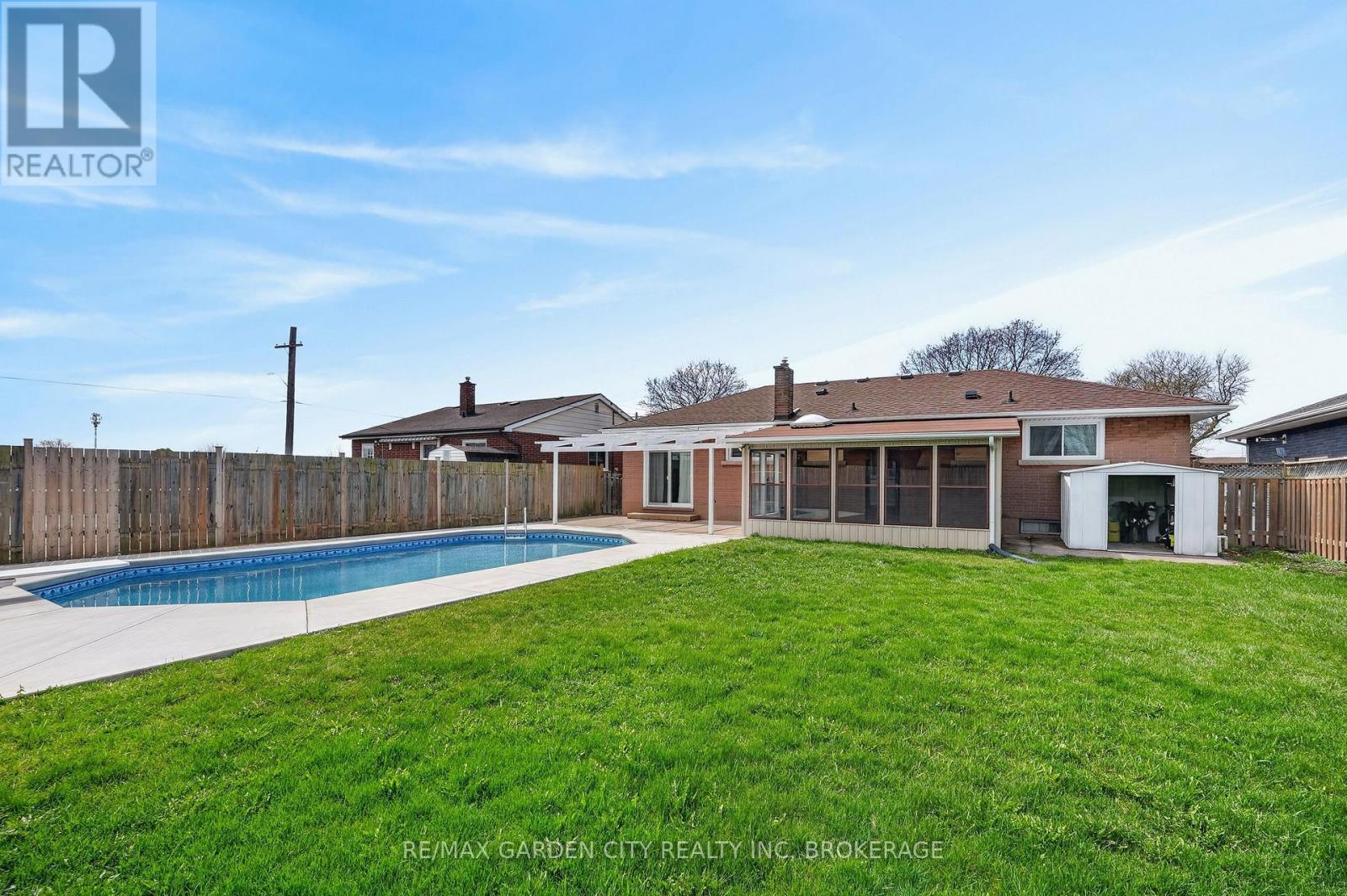 77 Balmoral Avenue, Welland (Lincoln/Crowland), ON - Outdoor With In Ground Pool With Backyard