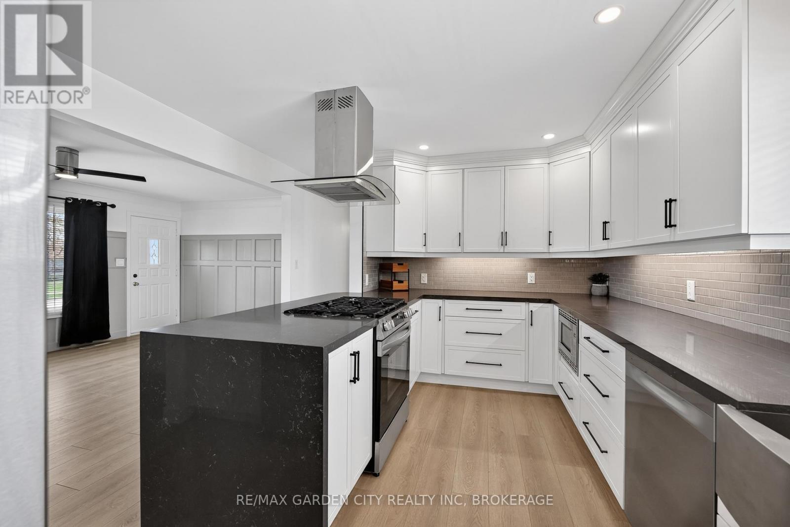 77 Balmoral Avenue, Welland (Lincoln/Crowland), ON - Indoor Photo Showing Kitchen