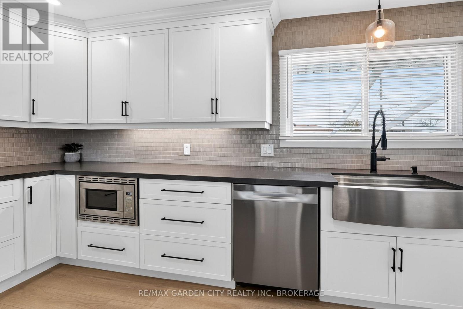 77 Balmoral Avenue, Welland (Lincoln/Crowland), ON - Indoor Photo Showing Kitchen With Upgraded Kitchen