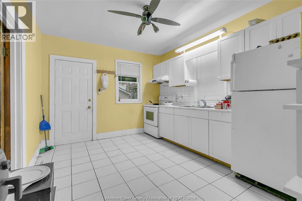 69 Shepherd, Windsor, ON - Indoor Photo Showing Kitchen