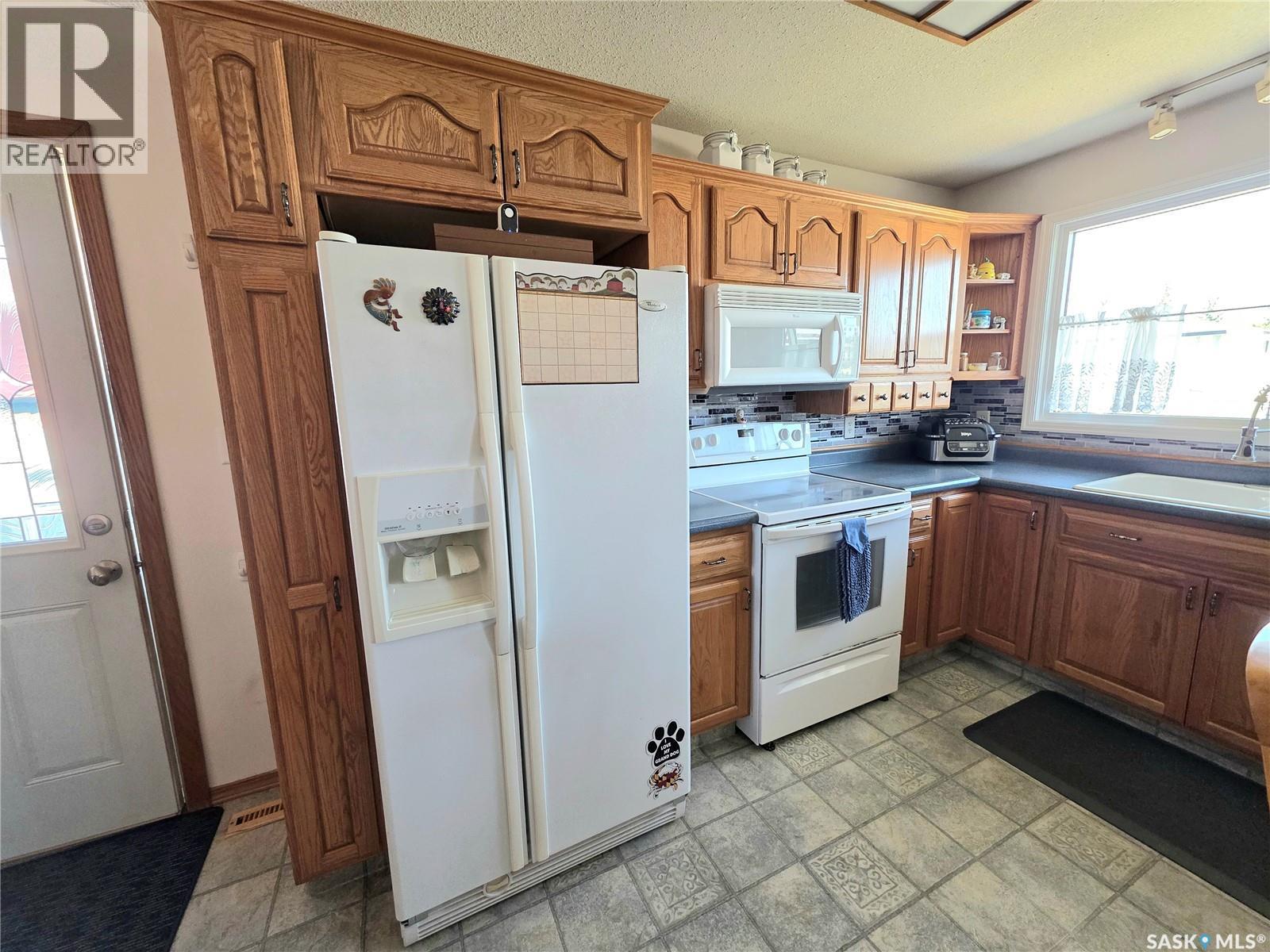 101 Fraser Avenue, Oxbow, SK - Indoor Photo Showing Kitchen With Double Sink