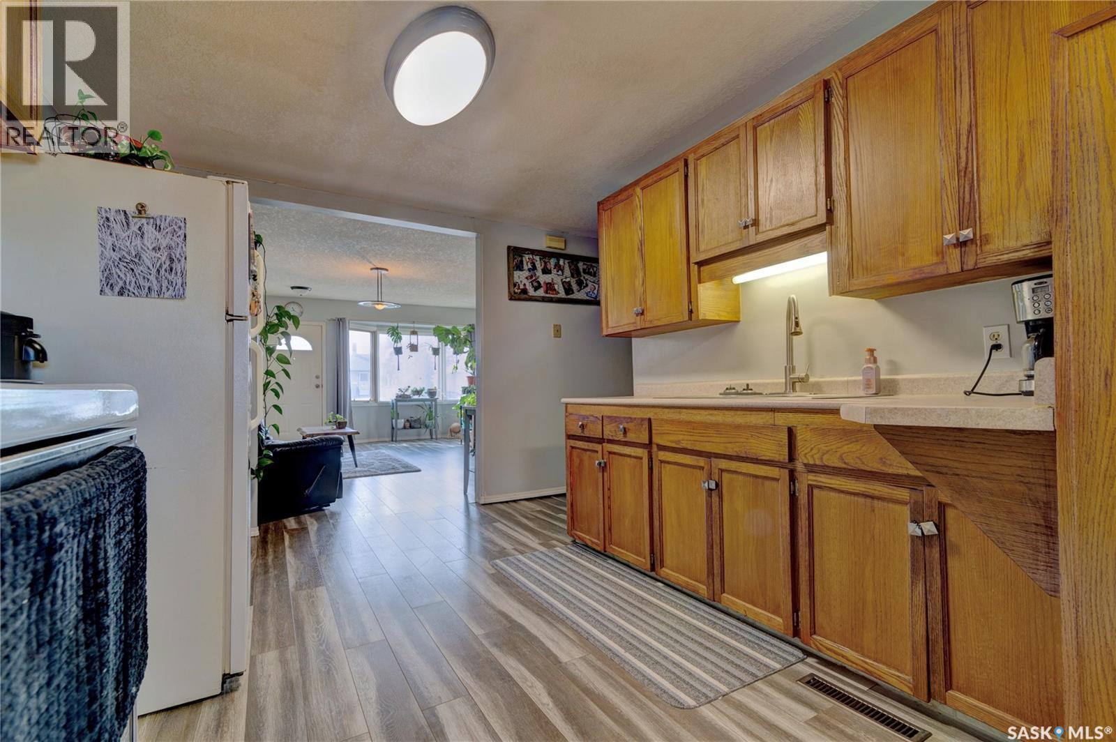 1230 Dewdney Avenue E, Regina, SK - Indoor Photo Showing Kitchen