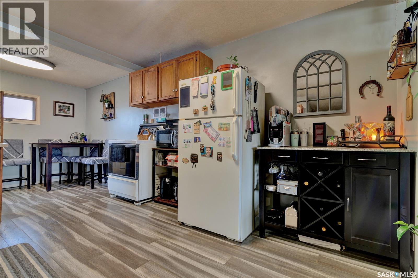 1230 Dewdney Avenue E, Regina, SK - Indoor Photo Showing Kitchen