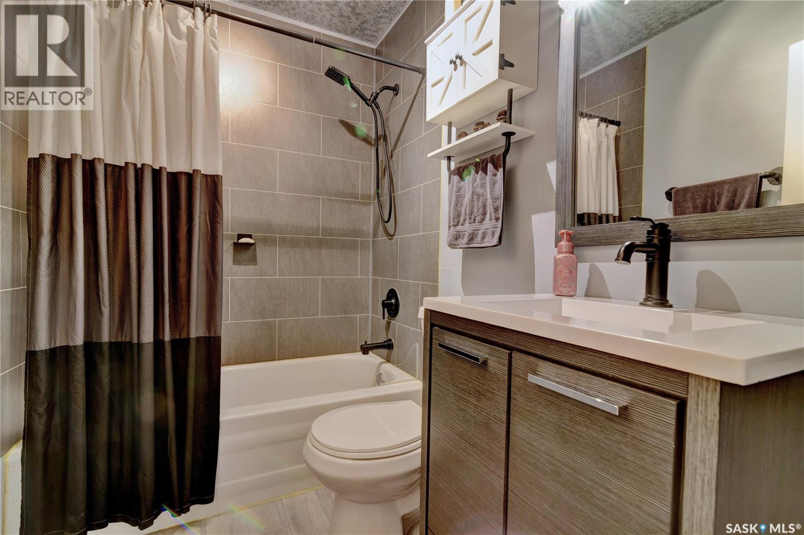 1230 Dewdney Avenue E, Regina, SK - Indoor Photo Showing Bathroom
