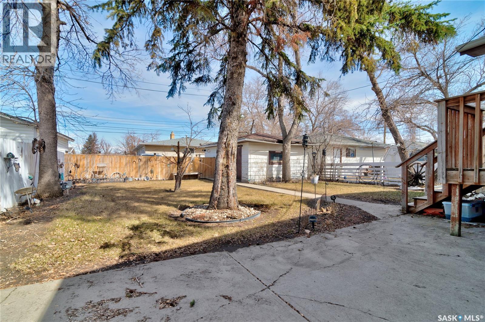 1230 Dewdney Avenue E, Regina, SK - Outdoor