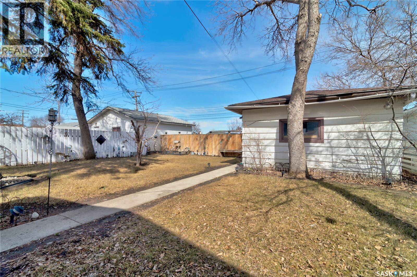 1230 Dewdney Avenue E, Regina, SK - Outdoor