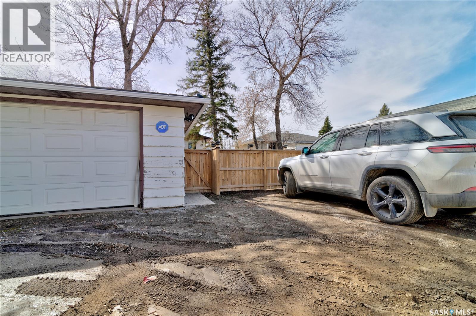 1230 Dewdney Avenue E, Regina, SK - Outdoor