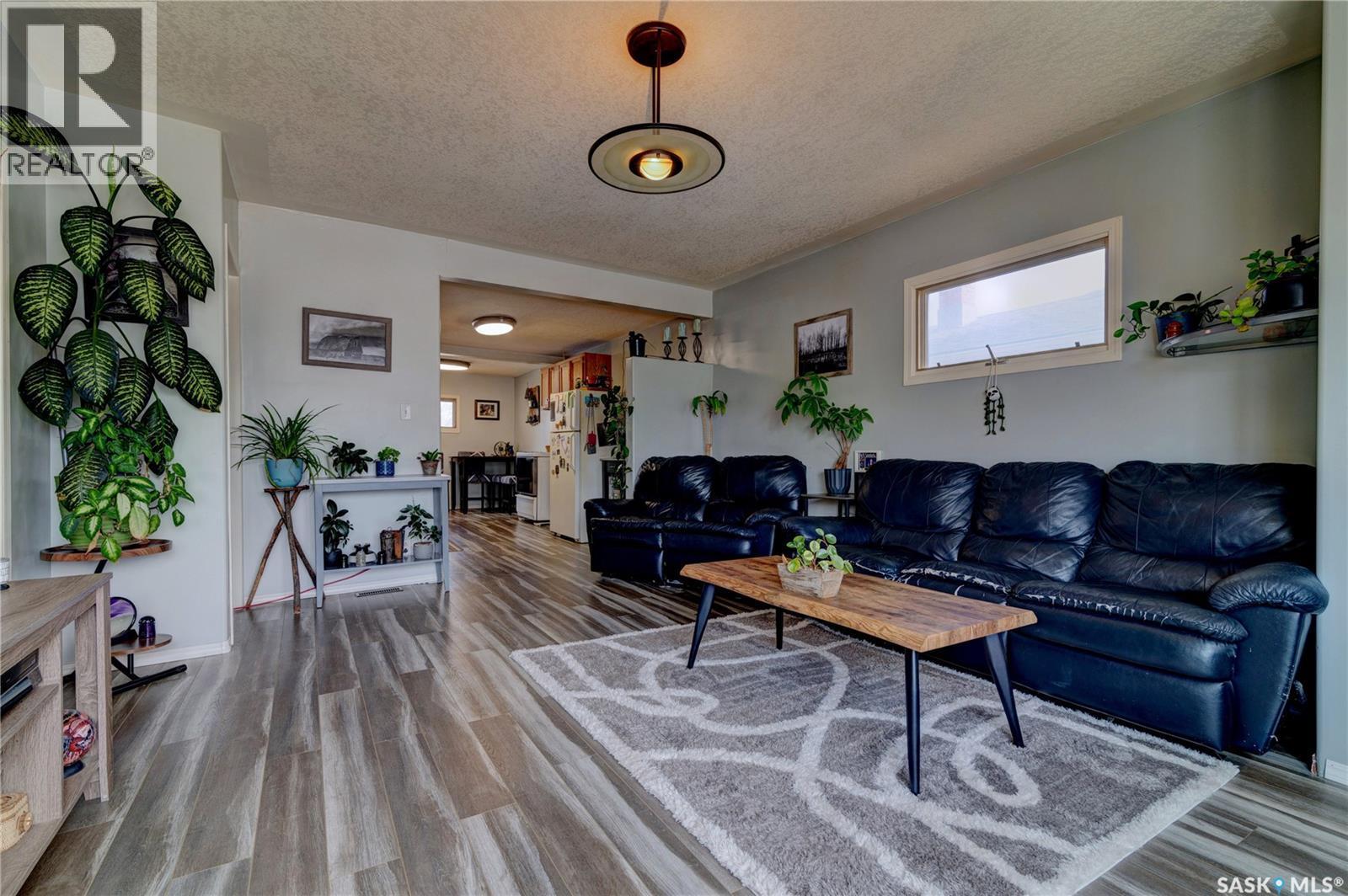 1230 Dewdney Avenue E, Regina, SK - Indoor Photo Showing Living Room