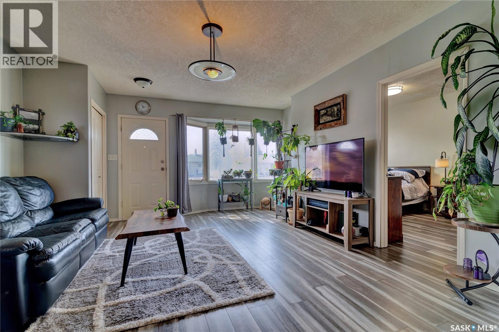 1230 Dewdney Avenue E, Regina, SK - Indoor