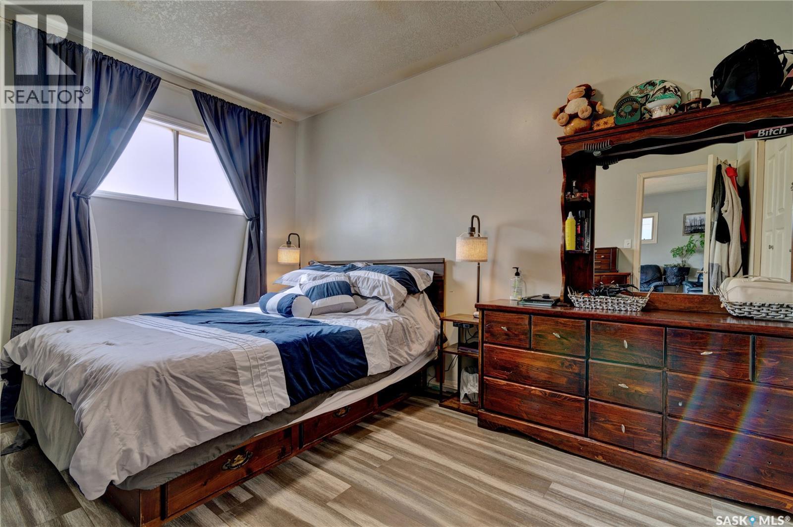 1230 Dewdney Avenue E, Regina, SK - Indoor Photo Showing Bedroom