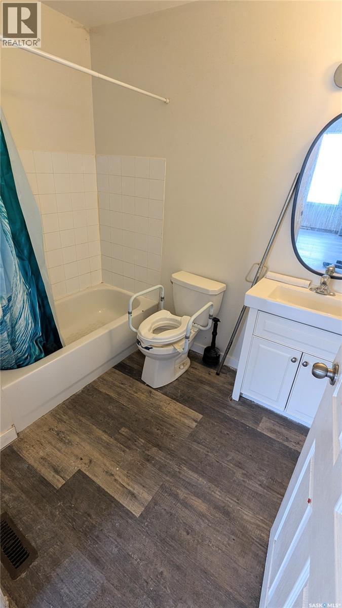 407 U Avenue S, Saskatoon, SK - Indoor Photo Showing Bathroom