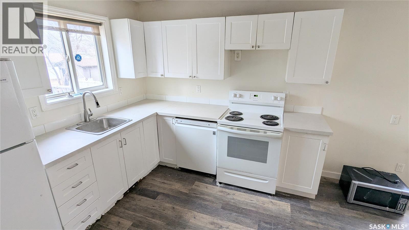 407 U Avenue S, Saskatoon, SK - Indoor Photo Showing Kitchen