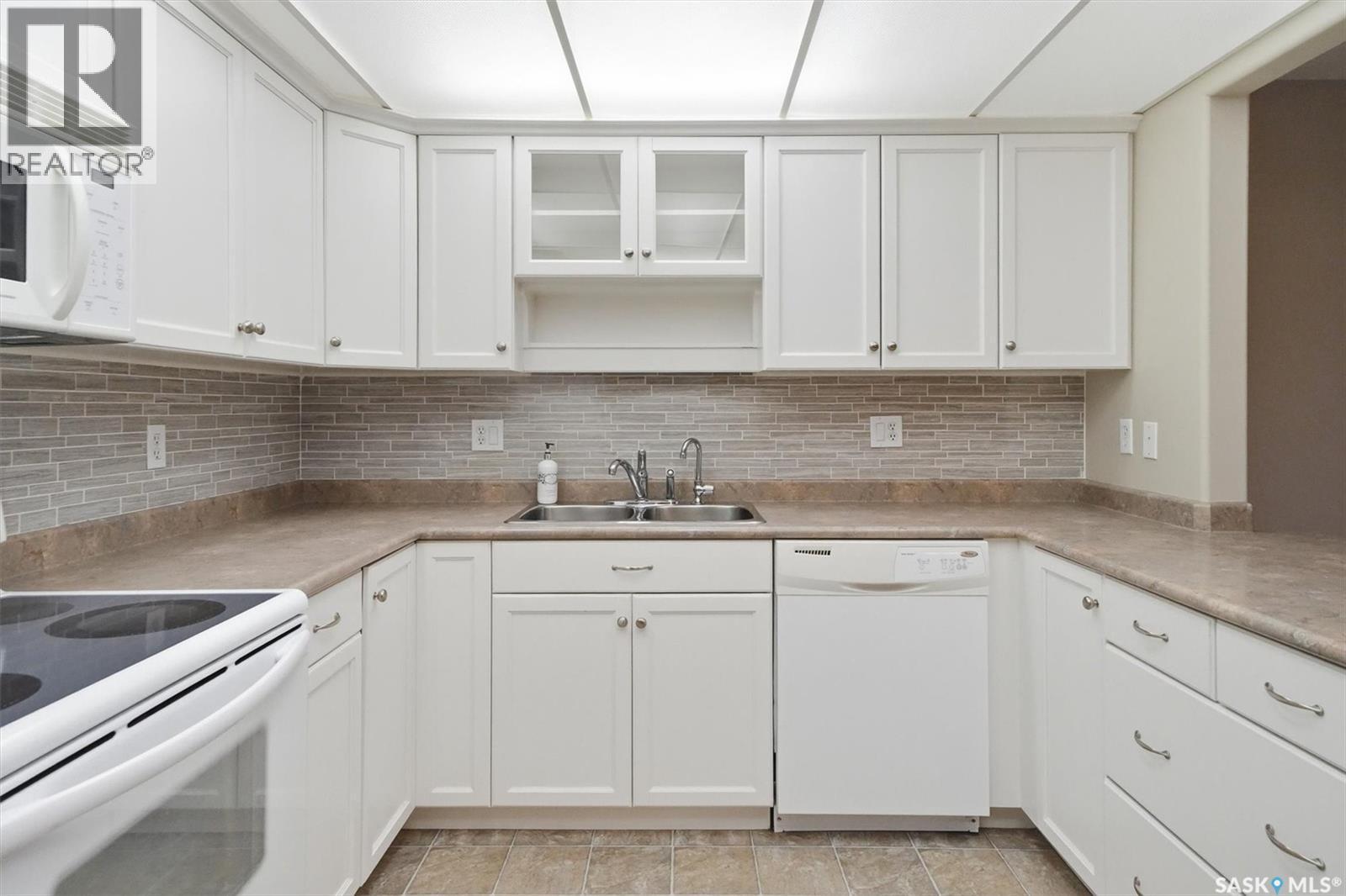 304 1622A Acadia Drive, Saskatoon, SK - Indoor Photo Showing Kitchen With Double Sink
