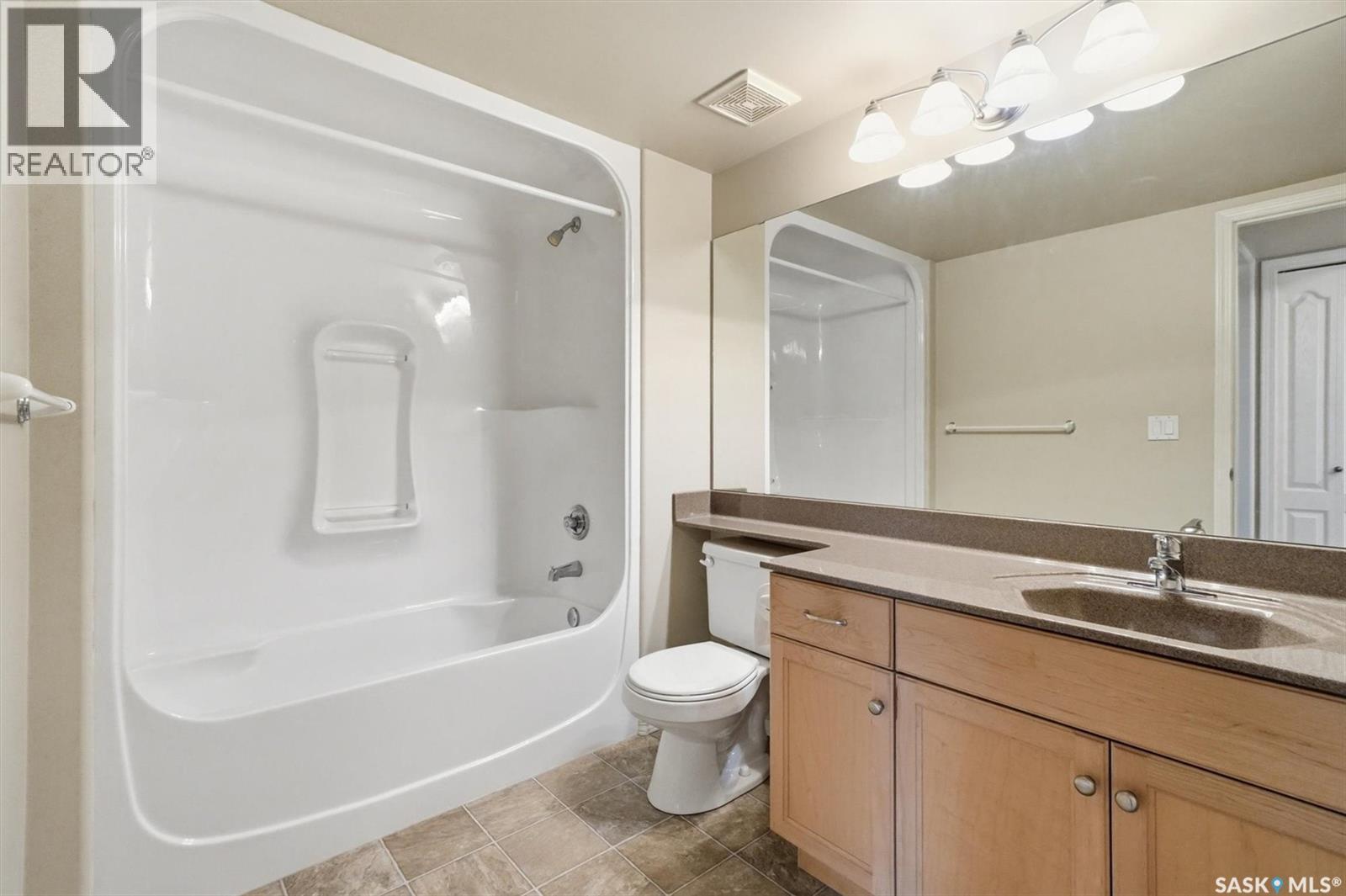 304 1622A Acadia Drive, Saskatoon, SK - Indoor Photo Showing Bathroom