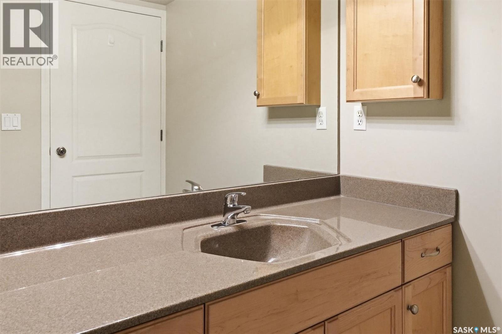 304 1622A Acadia Drive, Saskatoon, SK - Indoor Photo Showing Bathroom