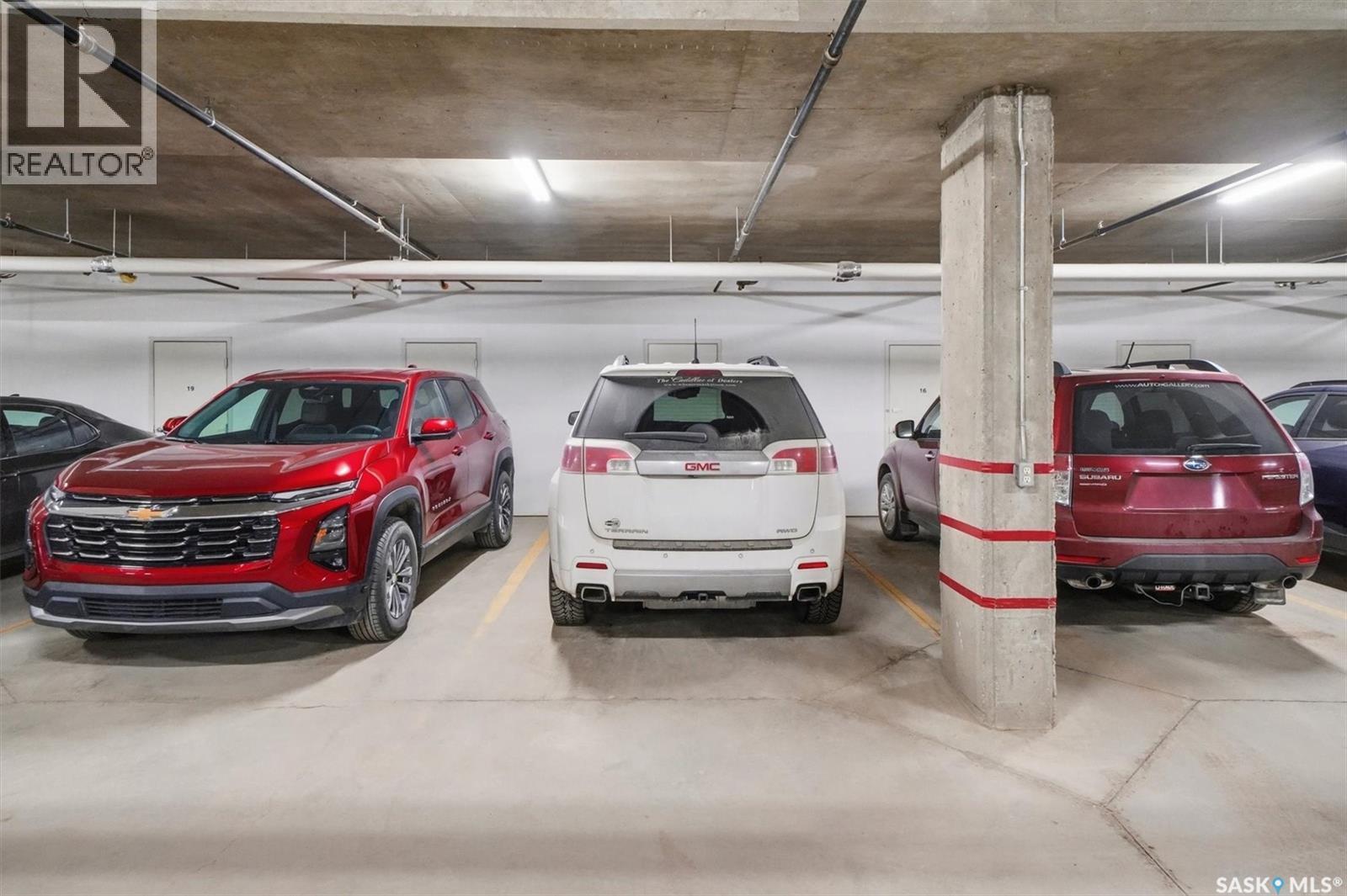 304 1622A Acadia Drive, Saskatoon, SK - Indoor Photo Showing Garage