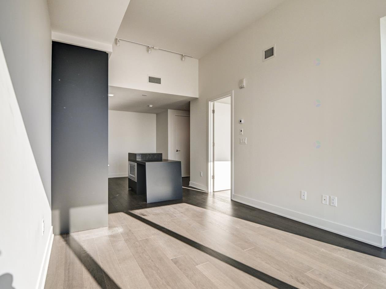 Salon - 5211-1288 Rue St-Antoine O., Montréal (Ville-Marie), QC - Indoor