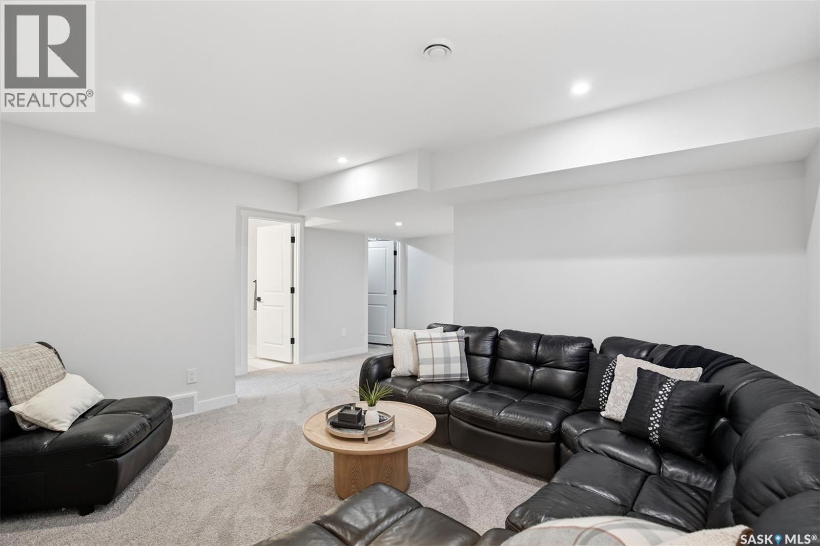 342 Stilling Manor, Saskatoon, SK - Indoor Photo Showing Living Room