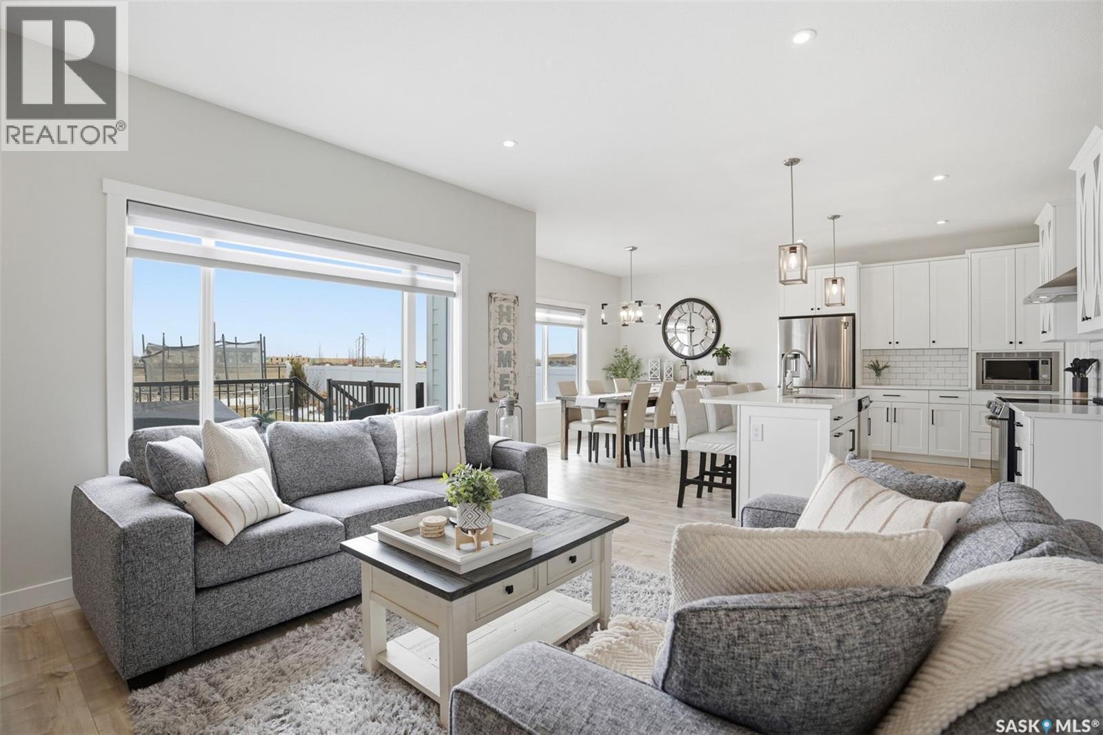 342 Stilling Manor, Saskatoon, SK - Indoor Photo Showing Living Room