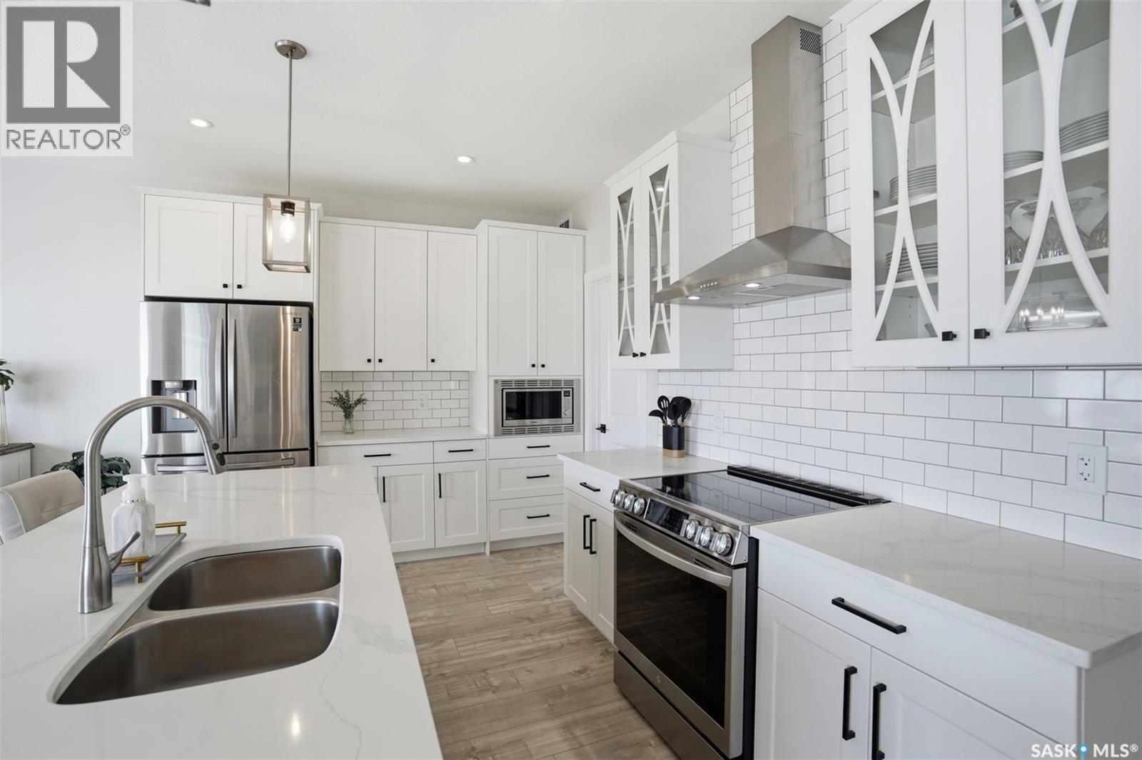 342 Stilling Manor, Saskatoon, SK - Indoor Photo Showing Kitchen With Double Sink With Upgraded Kitchen