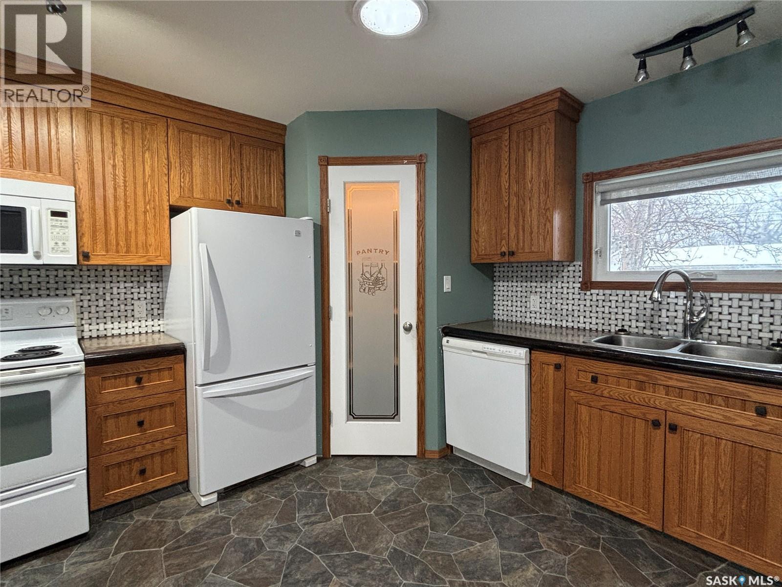 413 Maple Street, Maple Creek, SK - Indoor Photo Showing Kitchen With Double Sink