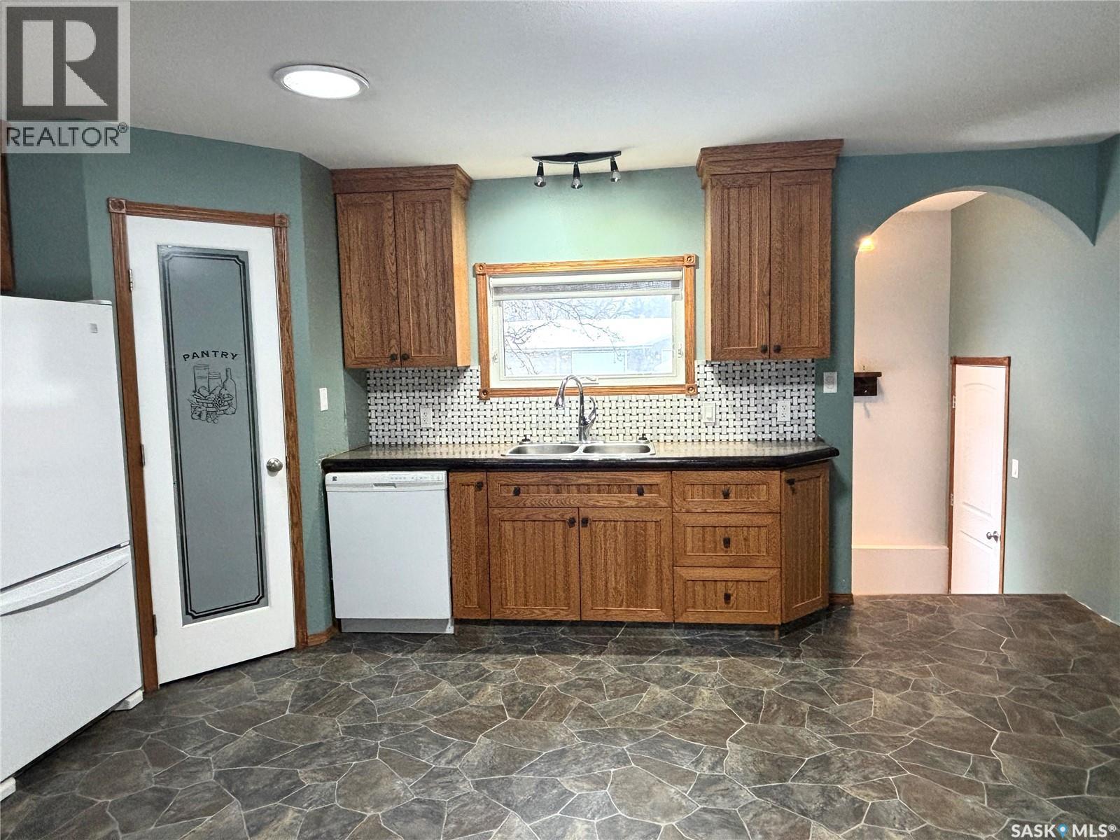 413 Maple Street, Maple Creek, SK - Indoor Photo Showing Kitchen With Double Sink