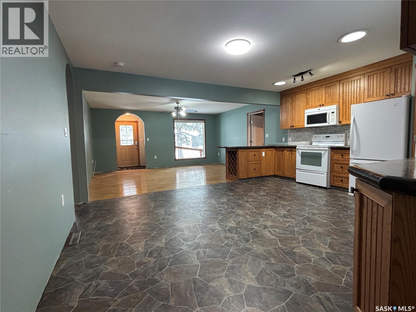 413 Maple Street, Maple Creek, SK - Indoor Photo Showing Kitchen