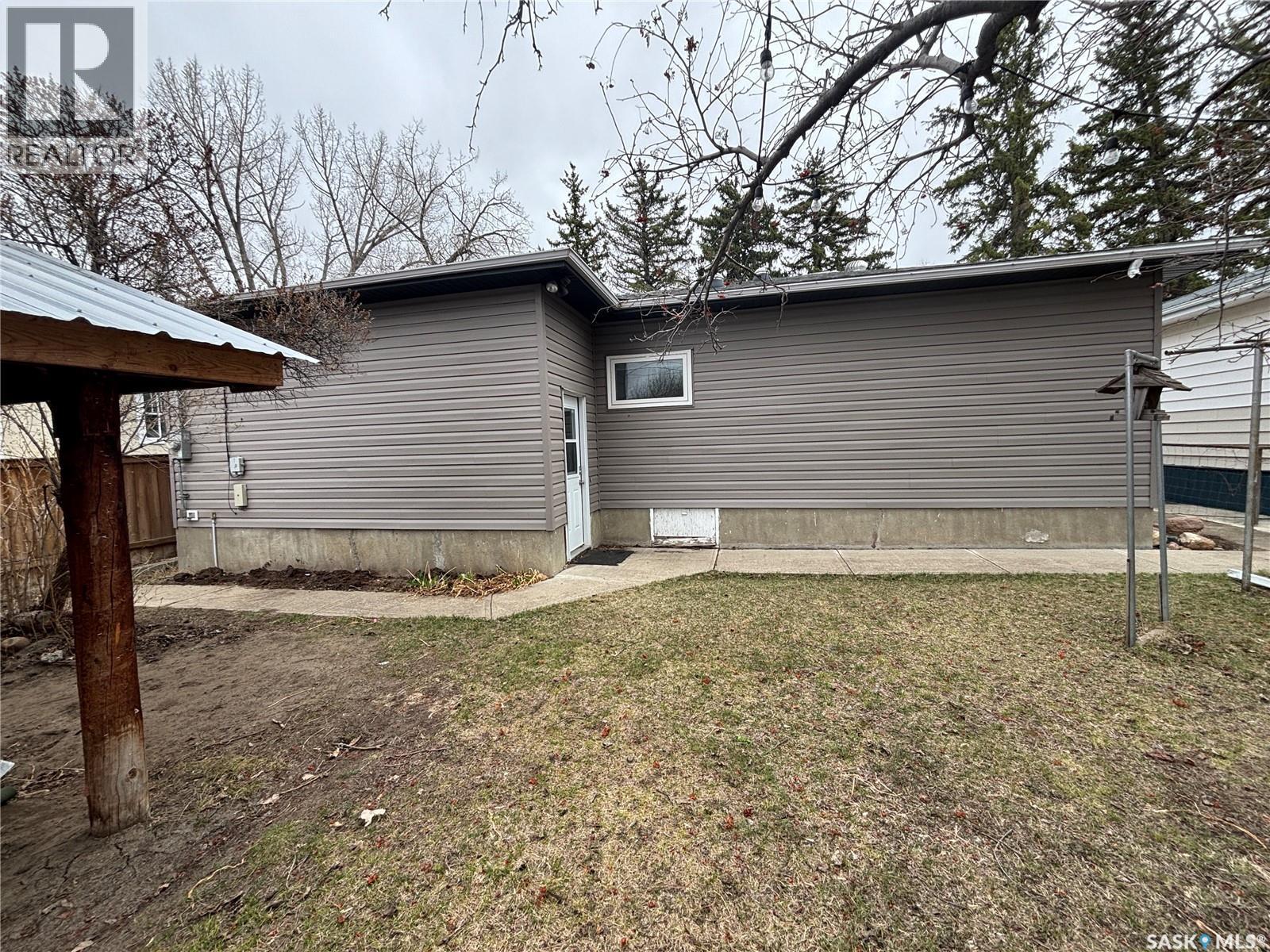 413 Maple Street, Maple Creek, SK - Outdoor With Exterior