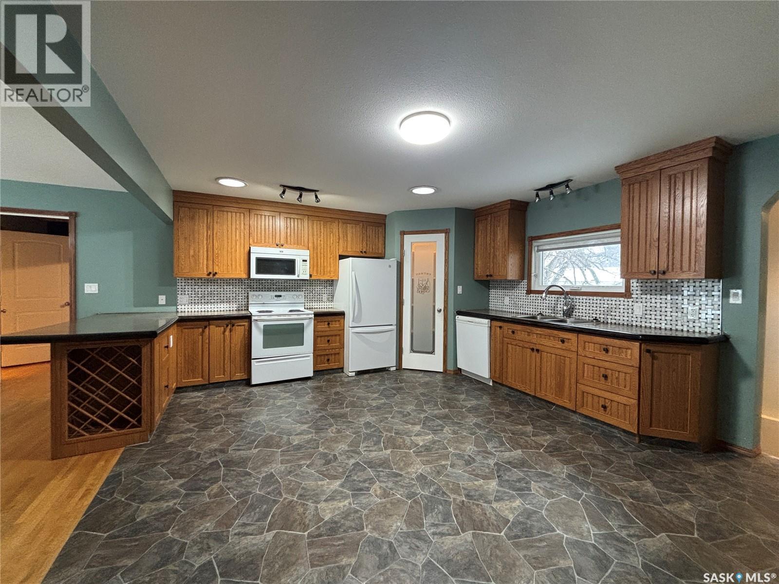 413 Maple Street, Maple Creek, SK - Indoor Photo Showing Kitchen