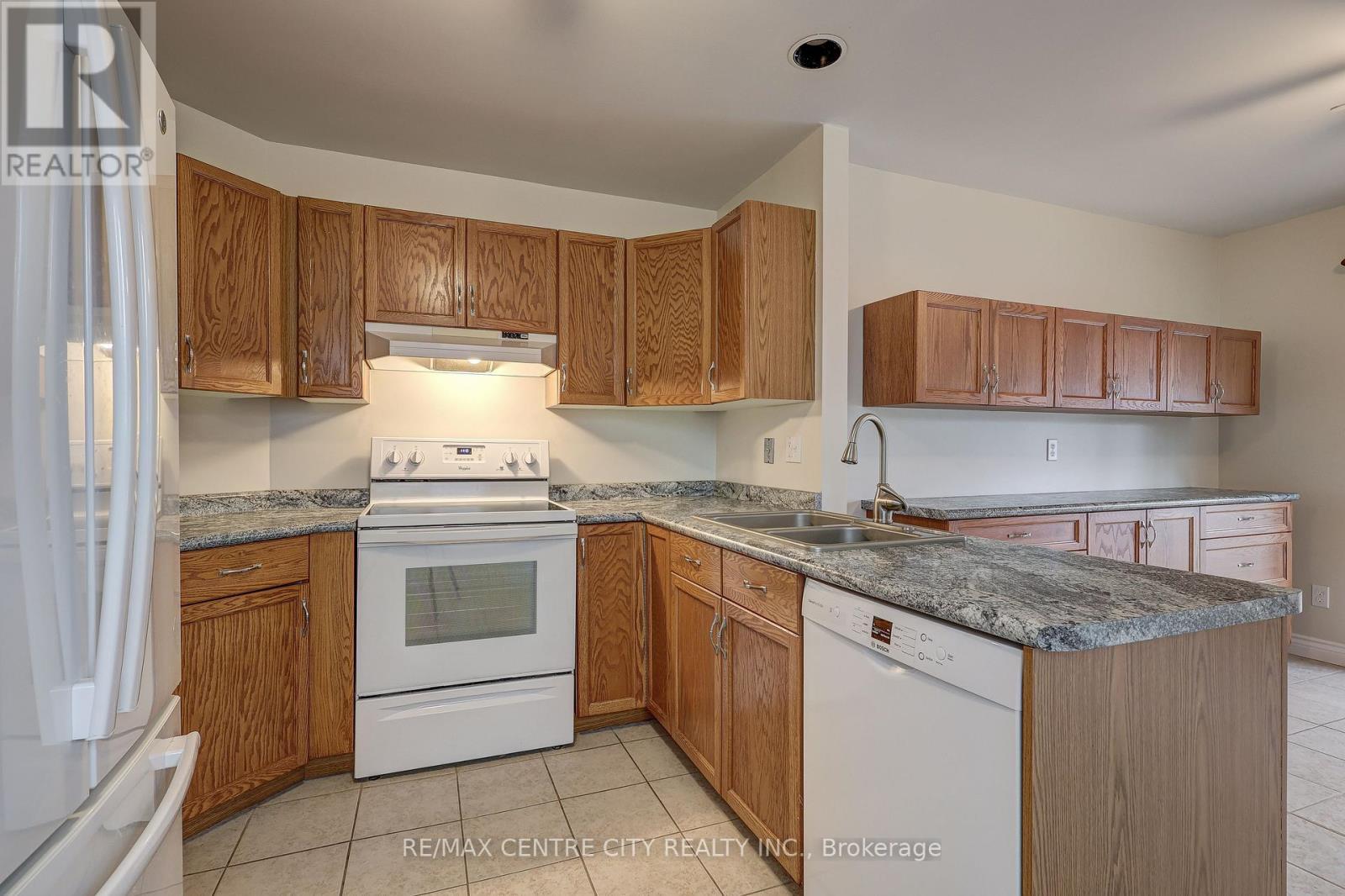42 Oldewood Crescent, St. Thomas, ON - Indoor Photo Showing Kitchen With Double Sink