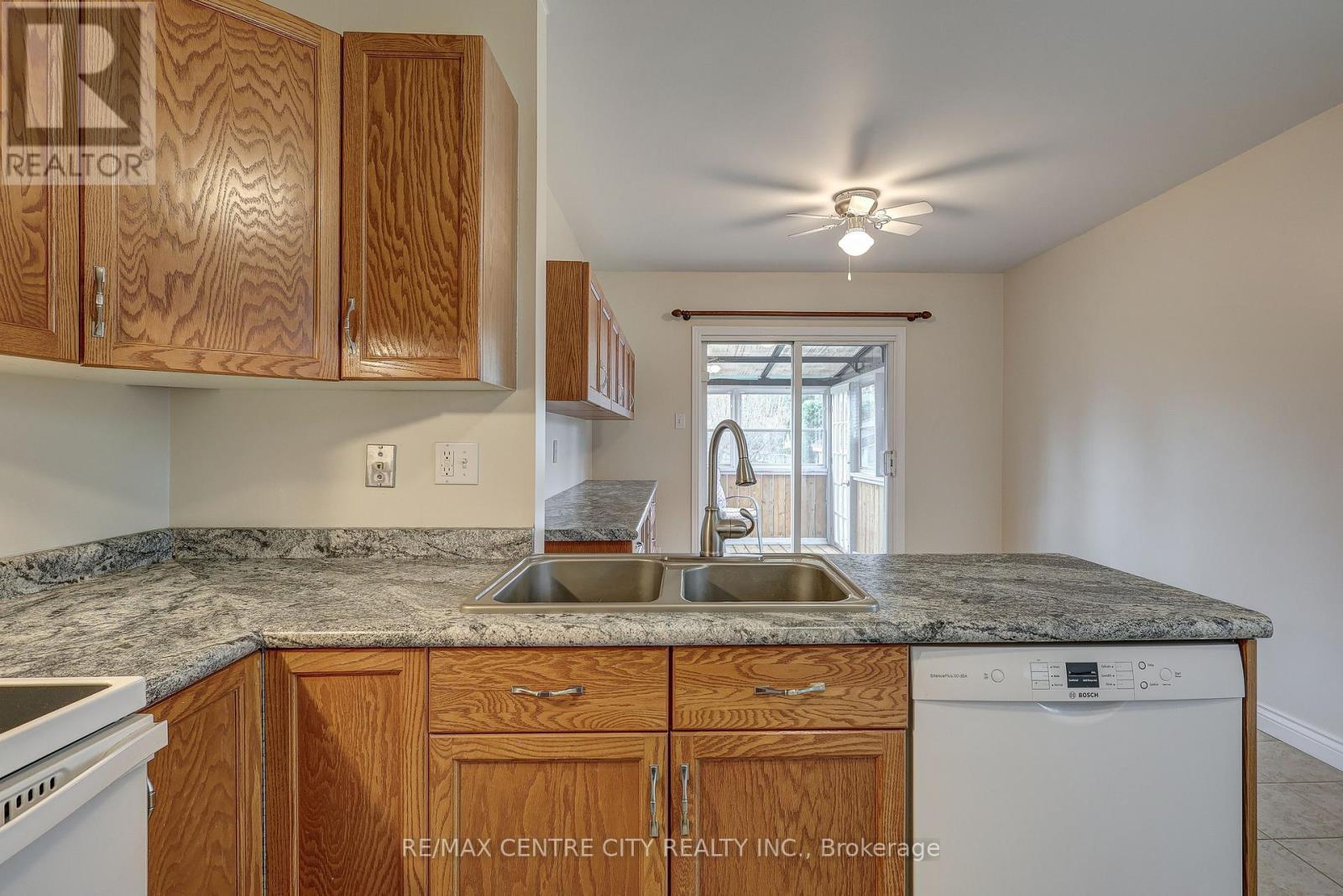 42 Oldewood Crescent, St. Thomas, ON - Indoor Photo Showing Kitchen With Double Sink