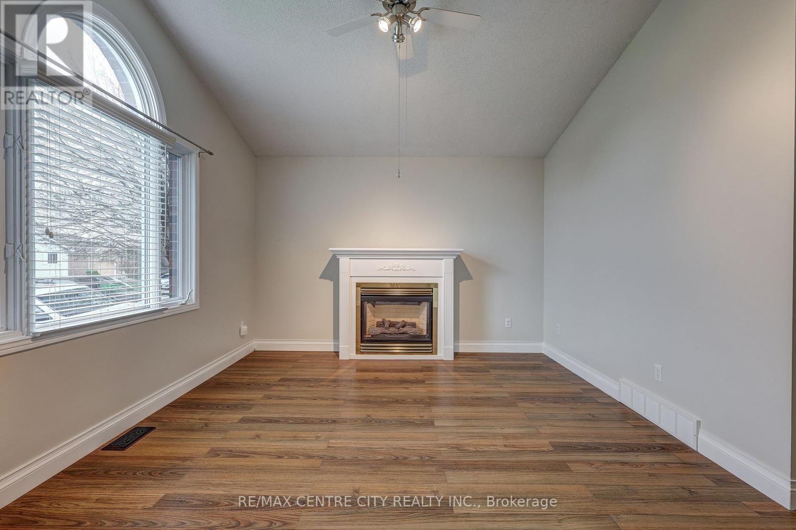 42 Oldewood Crescent, St. Thomas, ON - Indoor With Fireplace