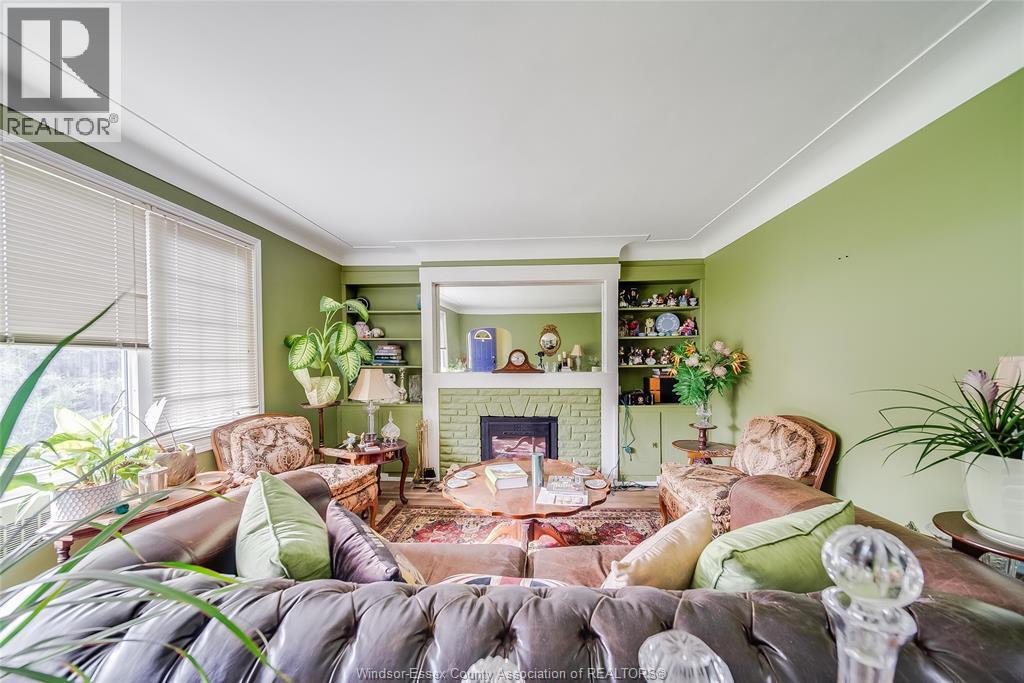 3985 Roseland Drive Unit# E, Windsor, ON - Indoor Photo Showing Living Room With Fireplace