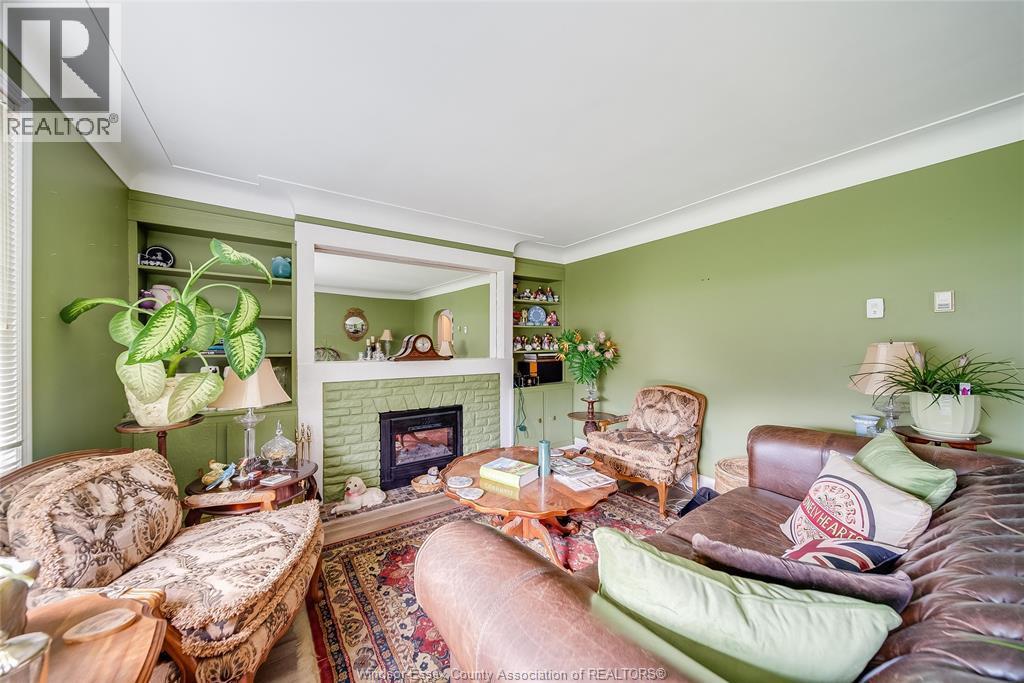 3985 Roseland Drive Unit# E, Windsor, ON - Indoor Photo Showing Living Room With Fireplace