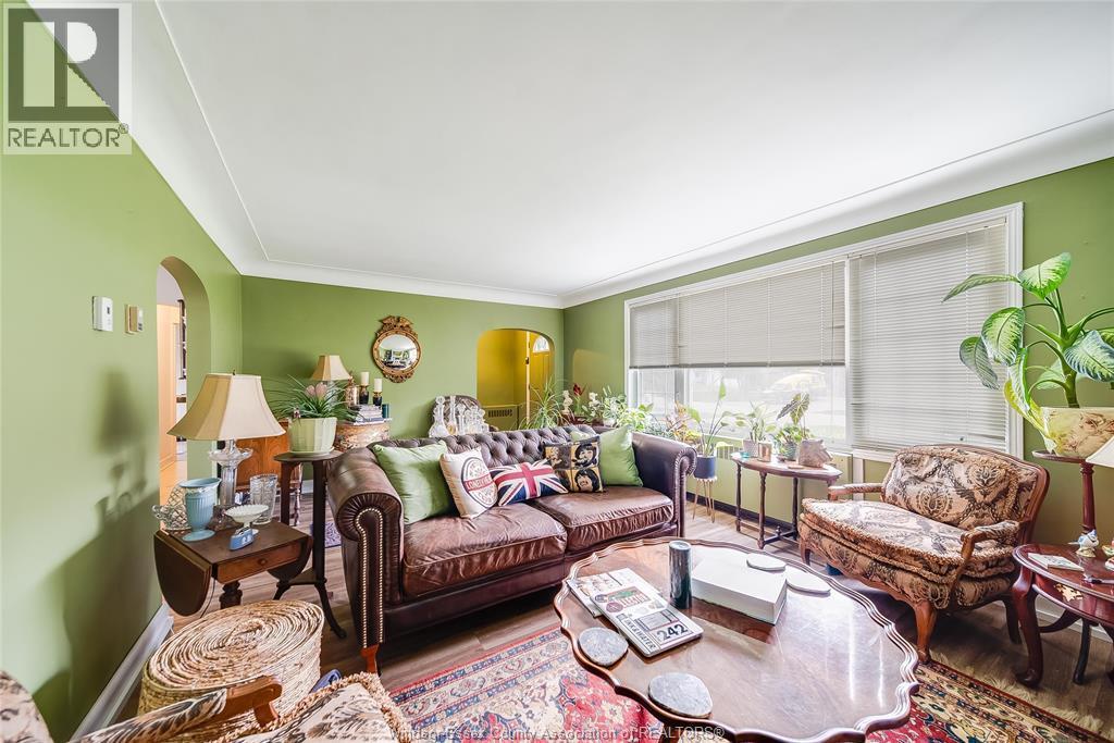 3985 Roseland Drive Unit# E, Windsor, ON - Indoor Photo Showing Living Room