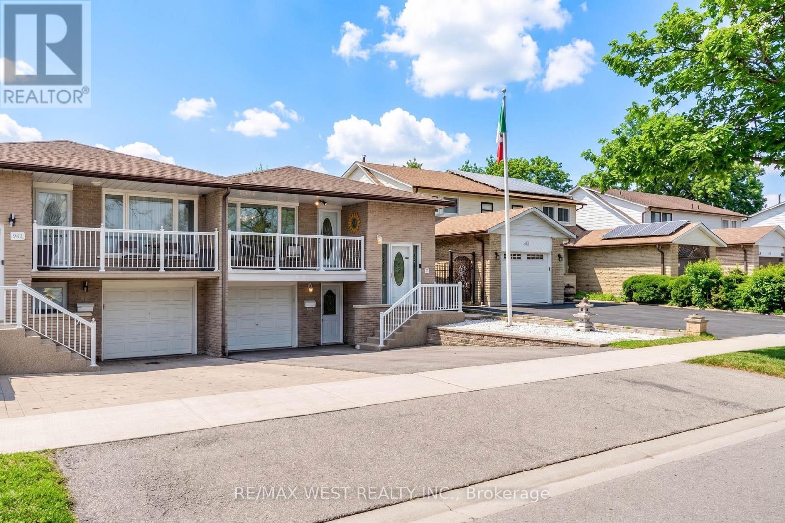 941 Stainton Drive, Mississauga, ON - Outdoor With Balcony With Facade