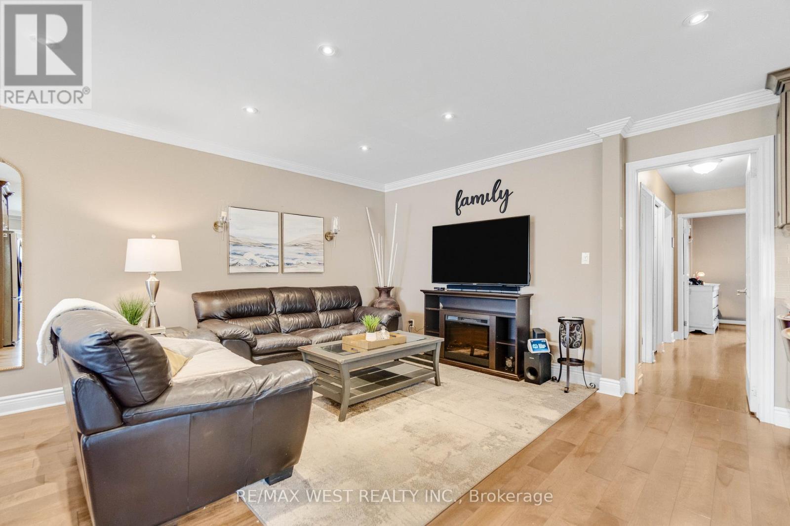 941 Stainton Drive, Mississauga, ON - Indoor Photo Showing Living Room With Fireplace