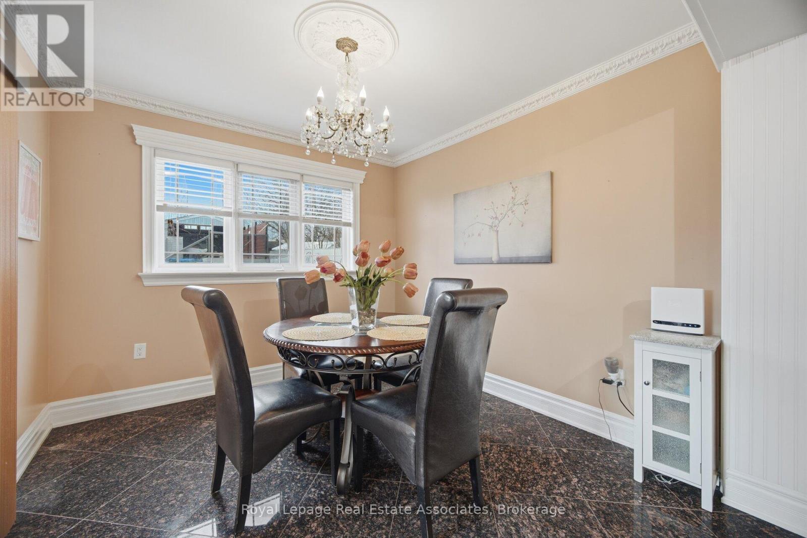 Separate breakfast area - 1311 Underwood Drive, Mississauga, ON - Indoor Photo Showing Dining Room