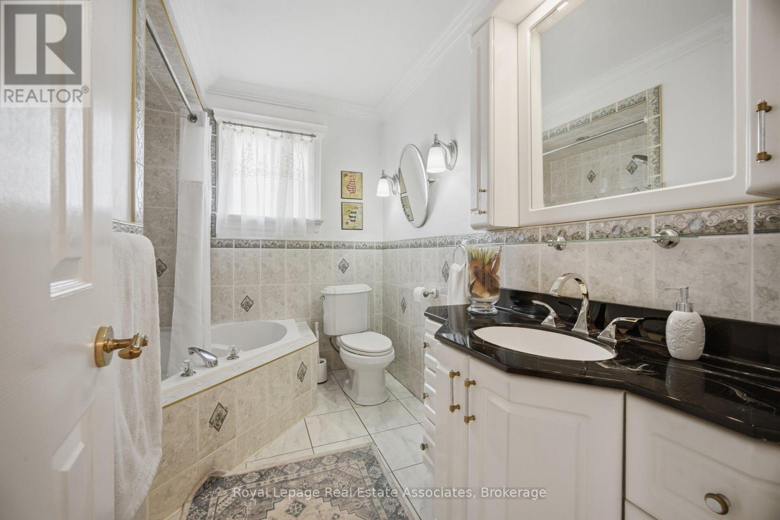Main Bathroom with jacuzzi - 1311 Underwood Drive, Mississauga, ON - Indoor Photo Showing Bathroom