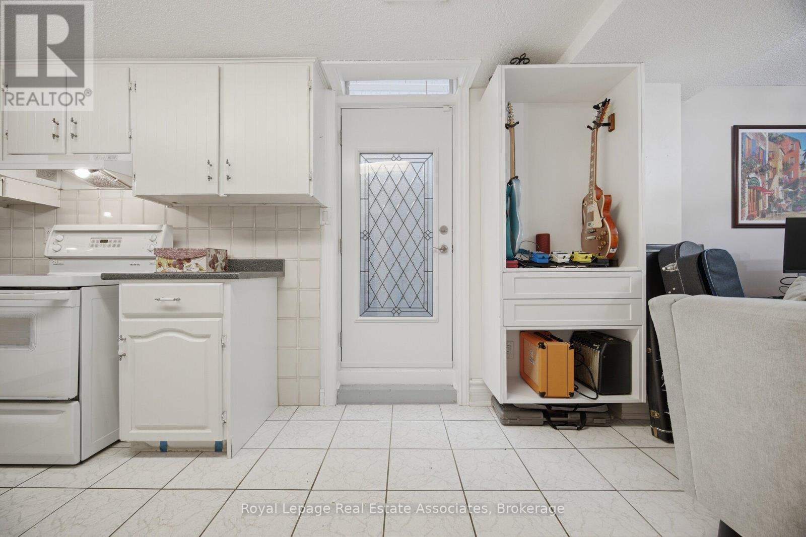 Separate entrance to basement - 1311 Underwood Drive, Mississauga, ON - Indoor Photo Showing Kitchen