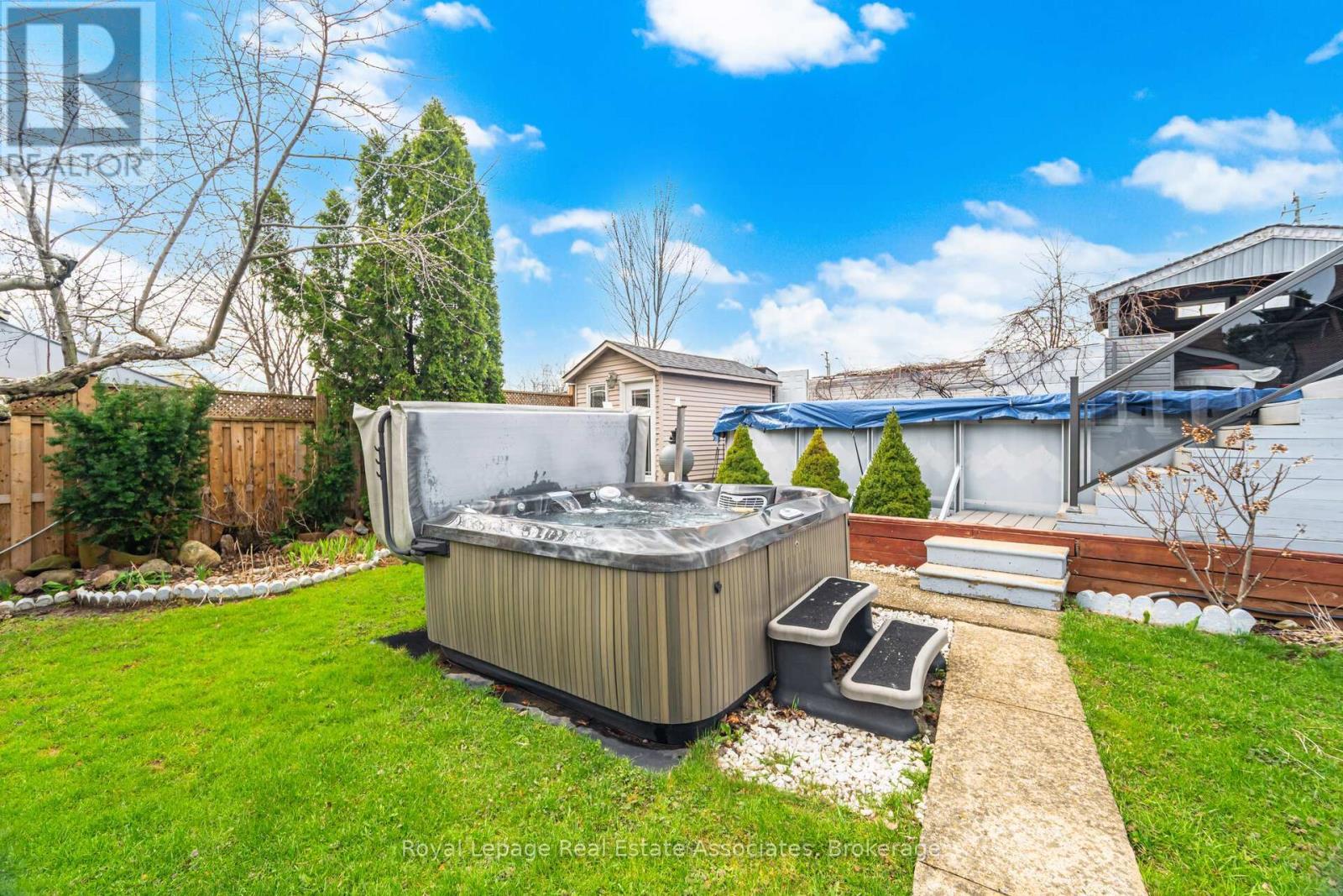 Summer fun with pool and hot tub! - 1311 Underwood Drive, Mississauga, ON - Outdoor