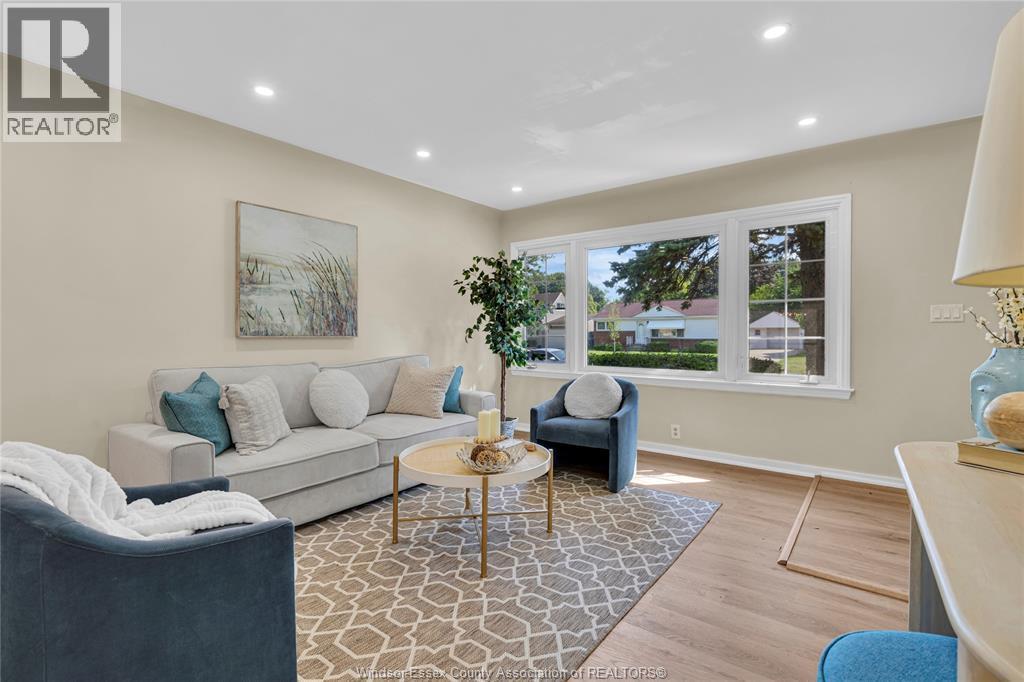 3711 Dandurand Boulevard, Windsor, ON - Indoor Photo Showing Living Room