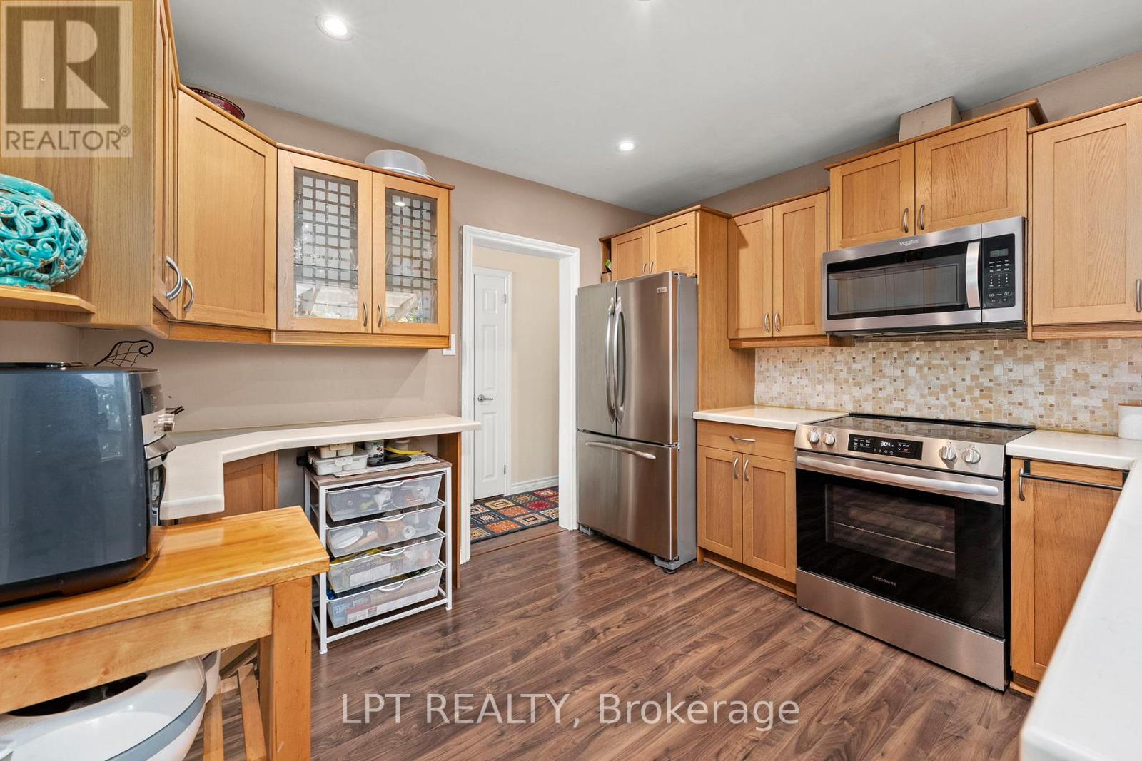 31 Patrick Drive, Aurora, ON - Indoor Photo Showing Kitchen