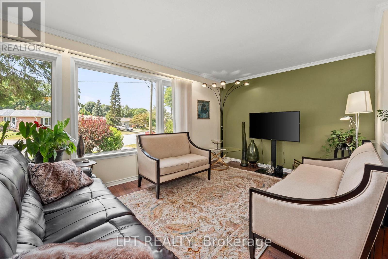 Living Room - 31 Patrick Drive, Aurora, ON - Indoor Photo Showing Living Room