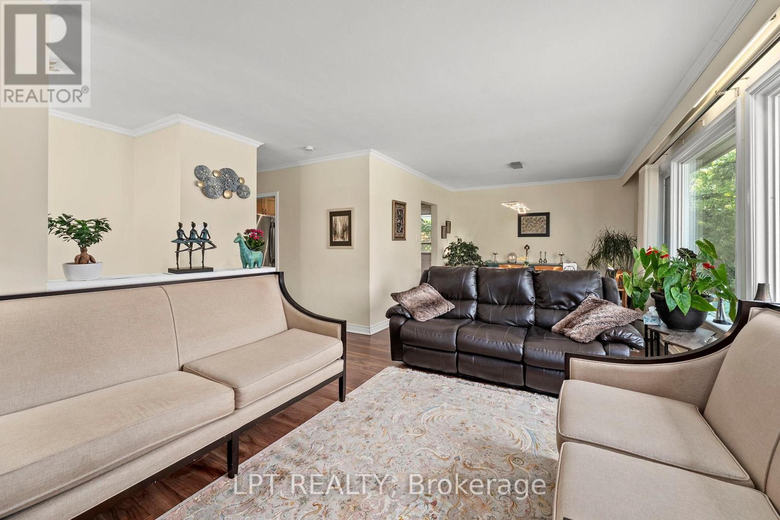 31 Patrick Drive, Aurora, ON - Indoor Photo Showing Living Room