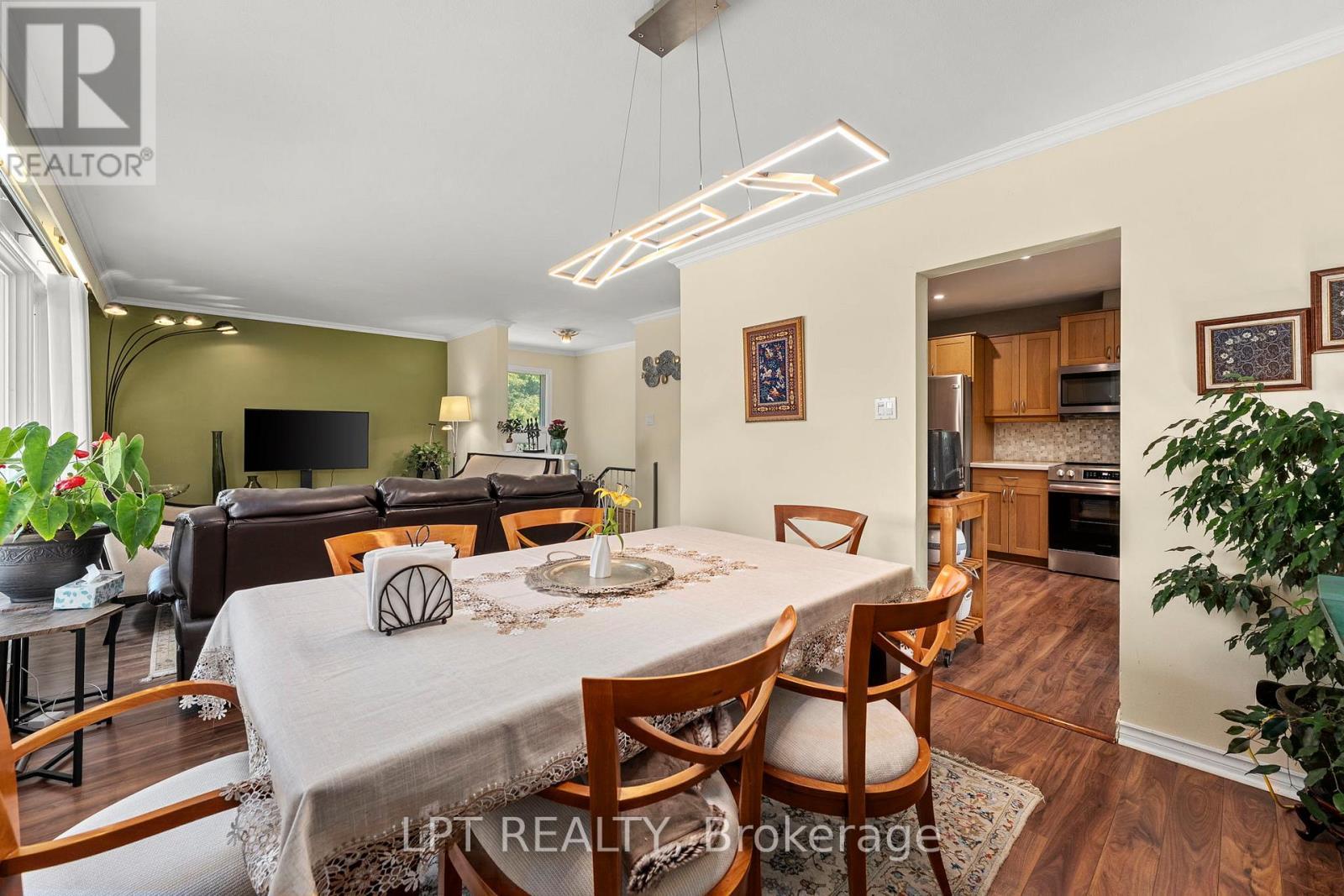 31 Patrick Drive, Aurora, ON - Indoor Photo Showing Dining Room