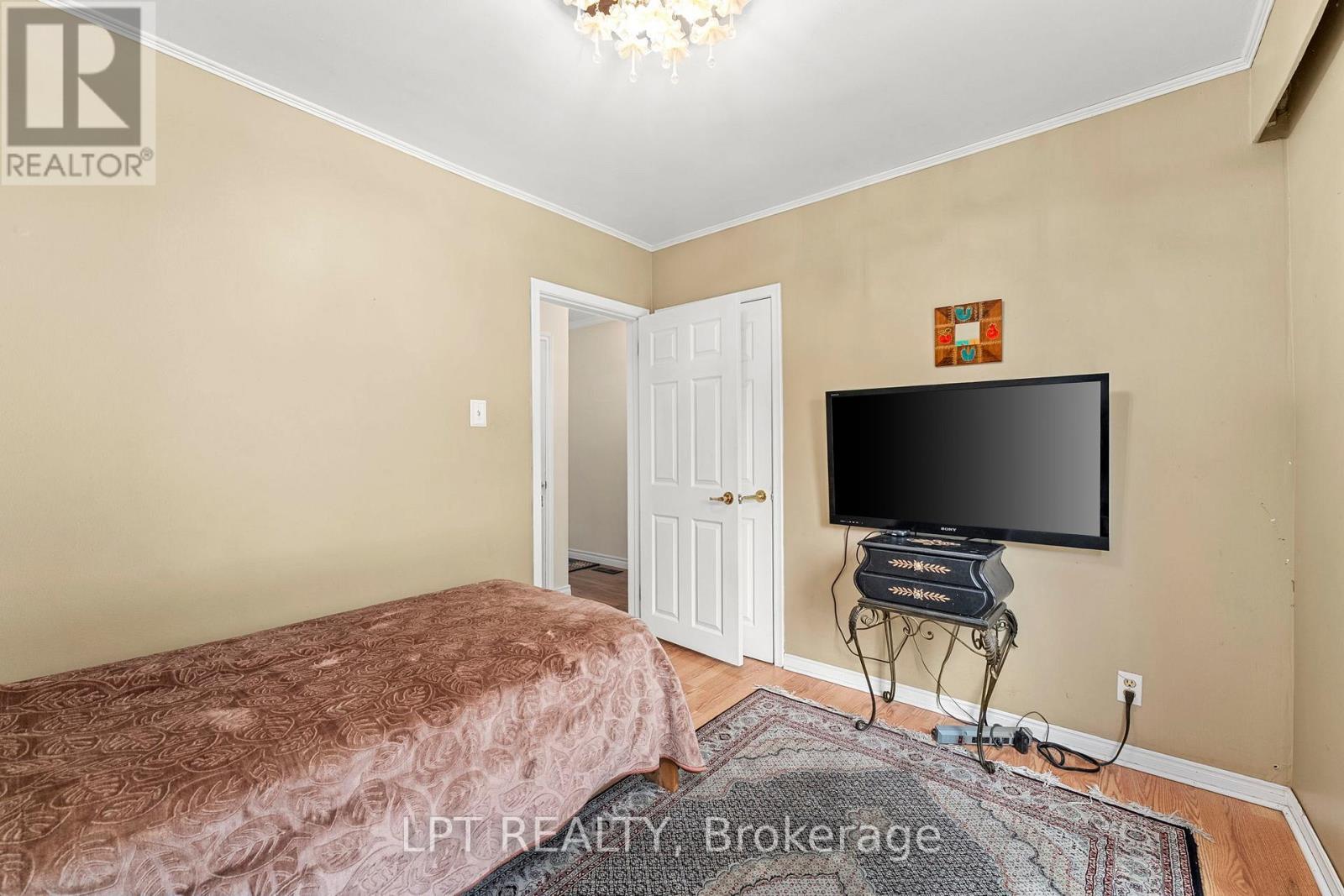 31 Patrick Drive, Aurora, ON - Indoor Photo Showing Bedroom