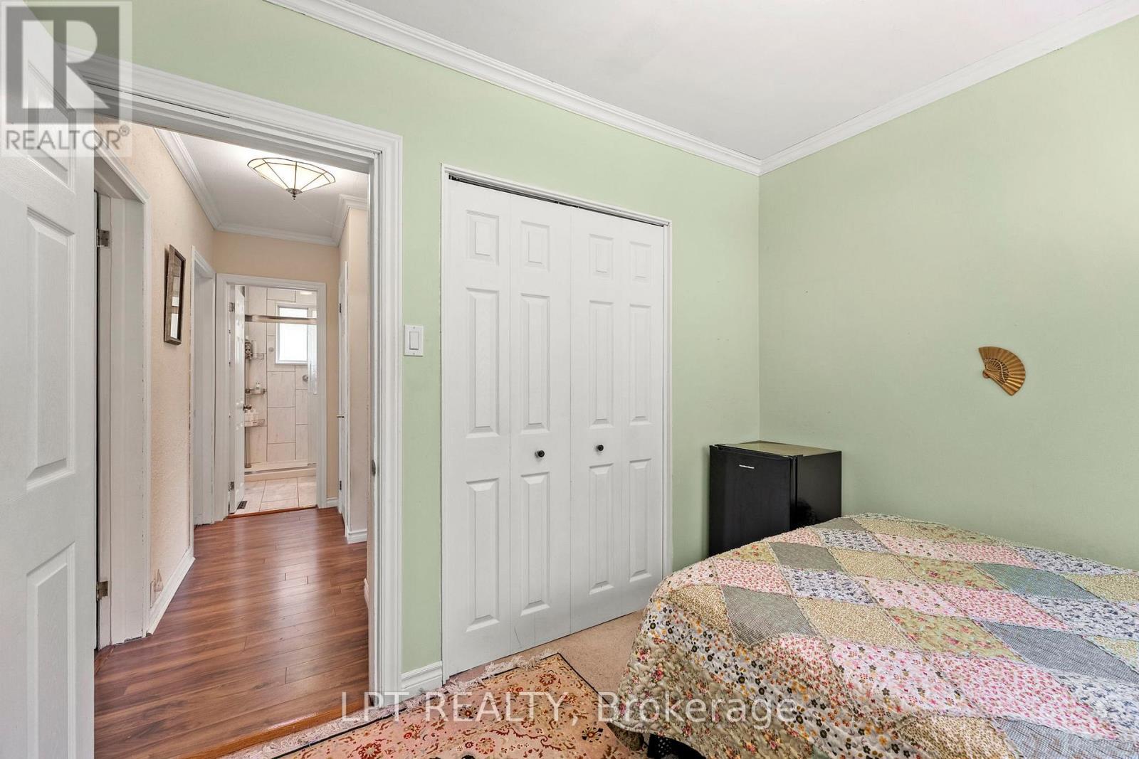 31 Patrick Drive, Aurora, ON - Indoor Photo Showing Bedroom
