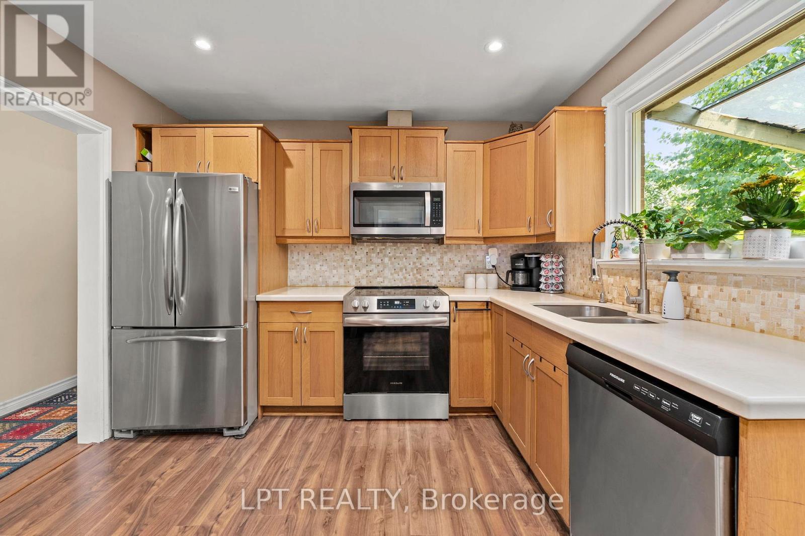Bright & Cheerful Kitchen - 31 Patrick Drive, Aurora, ON - Indoor Photo Showing Kitchen With Double Sink