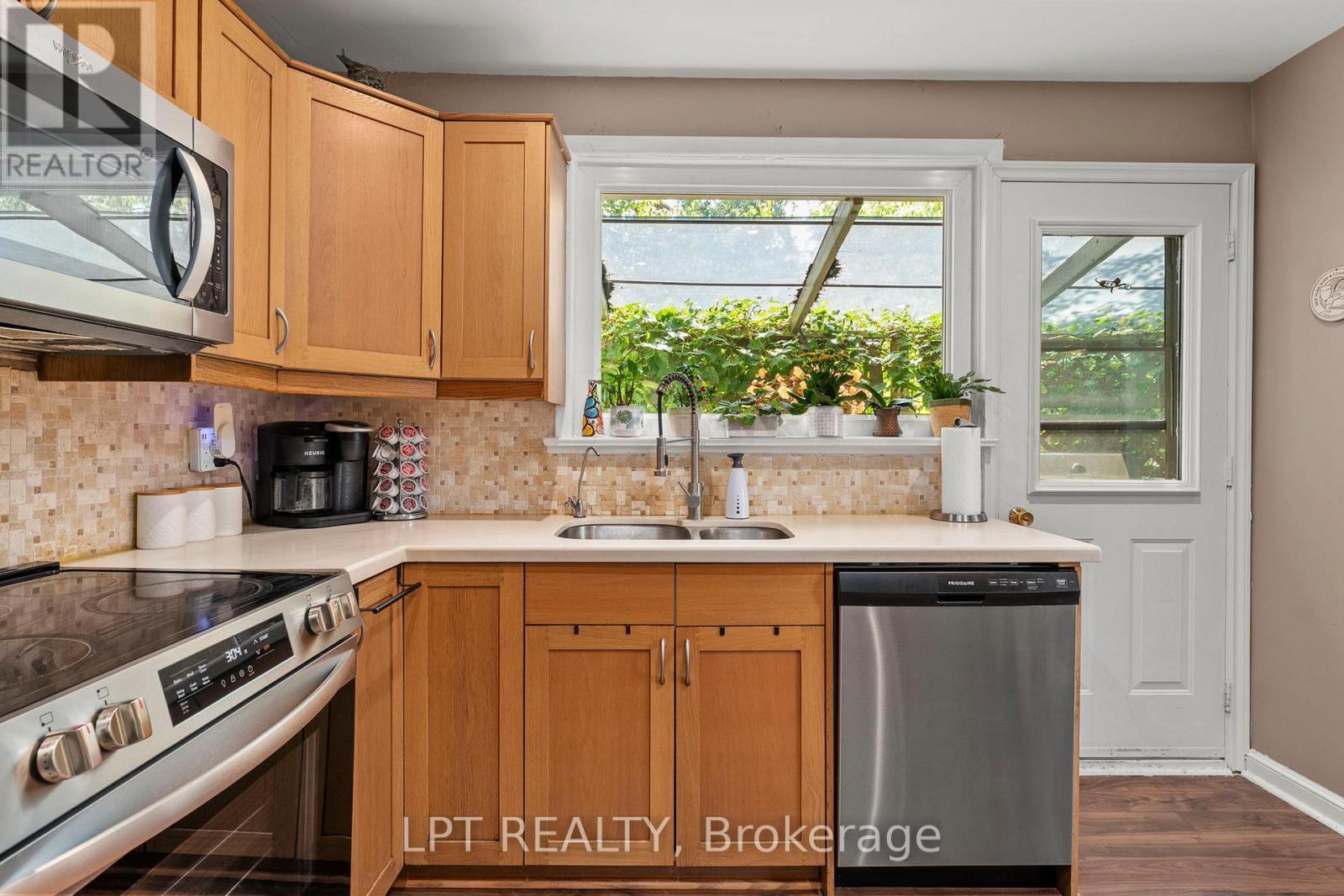 31 Patrick Drive, Aurora, ON - Indoor Photo Showing Kitchen With Double Sink